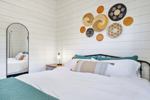 2 bedrooms, iron/ironing board, free WiFi, bed sheets - Secluded Cabin, Panoramic Views, Hot Tub, 2 King Beds (Sevierville)