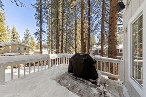 Property grounds - Gold Family Escape:4BR,3BA,Game Rm-10 Min to Ski (South Lake Tahoe)
