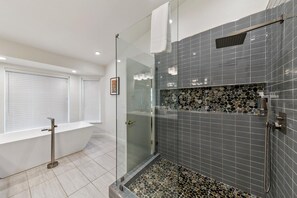 Hair dryer, towels - Gold Family Escape:4BR,3BA,Game Rm-10 Min to Ski (South Lake Tahoe)