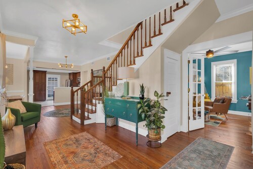 Stylish Downtown Sanford Home Walk to Dining and Bars Pet Friendly Fenced Yards