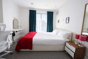 Iron/ironing board, Internet, bed sheets - Sleek Modern 1BDR Steps from Northfields Station (Greater London)