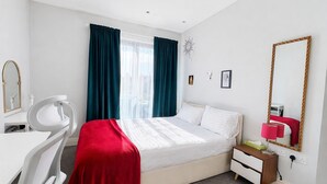 1 bedroom, iron/ironing board, Internet, bed sheets - Sleek Modern 1BDR Steps from Northfields Station (Greater London)