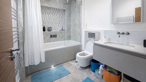 Shower, hair dryer, shampoo - Sleek Modern 1BDR Steps from Northfields Station (Greater London)