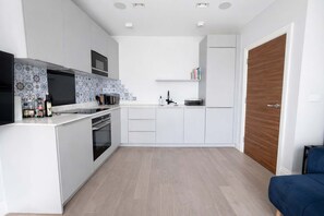 Fridge, microwave, oven, dishwasher - Sleek Modern 1BDR Steps from Northfields Station (Greater London)