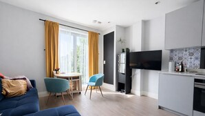 TV - Sleek Modern 1BDR Steps from Northfields Station (Greater London)