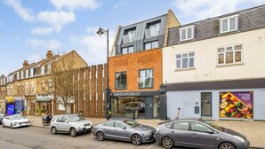 Exterior - Sleek Modern 1BDR Steps from Northfields Station (Greater London)