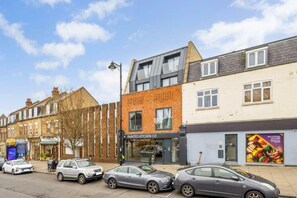 Exterior - Sleek Modern 1BDR Steps from Northfields Station (Greater London)