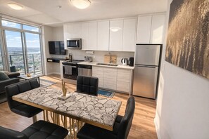 Private kitchen - Home In The Clouds | Downtown Retreat | Gym (Kitchener)