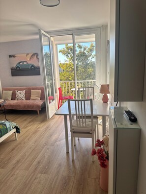 Unclassified image, 4 of 6, button - Vrbo Property (Vendôme)