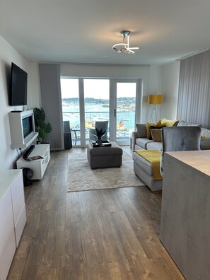 Smart TV - Spacious 2-Bed, 2-Bath Apartment | Contractor, Insurance & Relocation Friendly (Southampton)