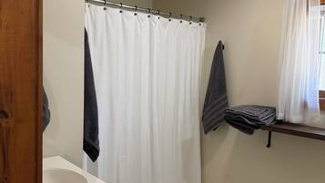 Haartrockner, Handtücher, Seife, Toilettenpapier