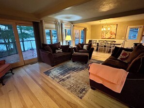 TV - Welcome to Blue Gill Serenity!Bring your family to the charming lakeside heaven! (Frederic)