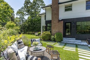 Terrace/patio - Your Own Amagansett Escape - Infinity Pool, Lush Gardens, Walk to the Beach (East Hampton)