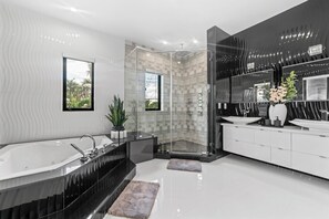 Shower, hair dryer, towels, soap - Luxury Villa w/ Heated Pool / Jacuzzi / 6BR /Games/ Miami (Miami)