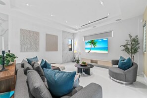 Living area - Luxury Villa w/ Heated Pool / Jacuzzi / 6BR /Games/ Miami (Miami)