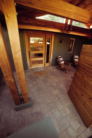 Terrace/patio - Stylish Creekside Hideaway- Black and White Suite w/ Jacuzzi Tub & Wood Fire (Sedona)