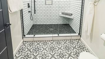 Shower, jetted tub, hair dryer, towels