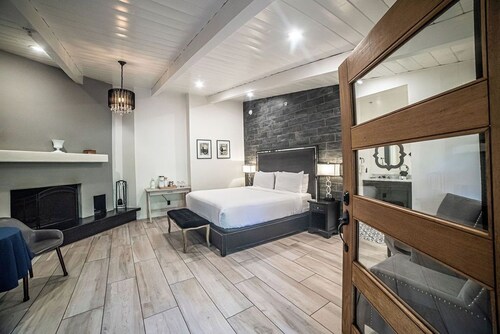 Stylish Creekside Hideaway- Black and White Suite w/ Jacuzzi Tub & Wood Fire