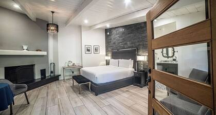 Stylish Creekside Hideaway- Black and White Suite w/ Jacuzzi Tub & Wood Fire