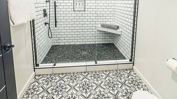 Jetted tub, hair dryer, towels, soap