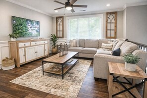 TV, table football - Groups Welcome-Sleeps 20-Pets OK-Fire Pit-BBQ (Charlotte)