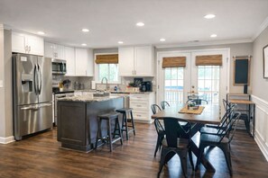 Fridge, microwave, oven, stovetop - Groups Welcome-Sleeps 20-Pets OK-Fire Pit-BBQ (Charlotte)