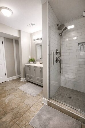 Hair dryer, towels - Groups Welcome-Sleeps 20-Pets OK-Fire Pit-BBQ (Charlotte)