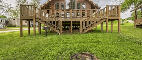 Une cabane en bois dotée d’une terrasse et d’un escalier menant à un balcon.