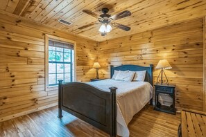 Family Cabin, Pets Allowed - Water's Edge RV Resort (Willis)