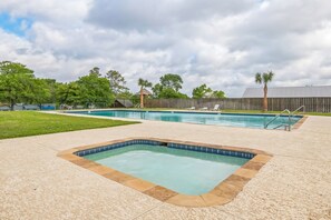 Pool - Water's Edge RV Resort (Willis)