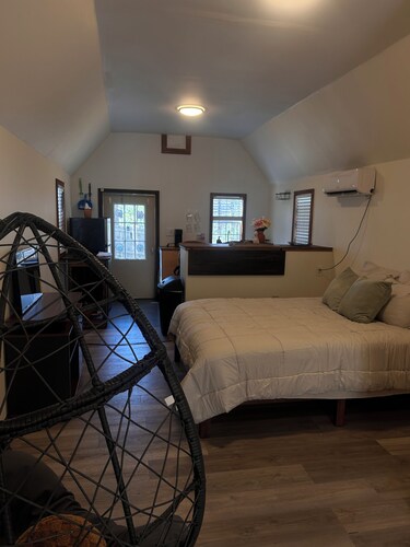 Cozy 1-bedroom Tiny house in beautiful Fairburn with AC