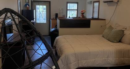 Cozy 1-bedroom Tiny house in beautiful Fairburn with AC