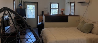 Cozy 1-bedroom Tiny house in beautiful Fairburn with AC