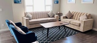 Beautiful Spacious Family Home Near YYC Airport