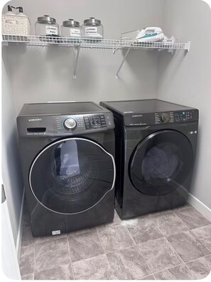 Interior - Beautiful Spacious Family Home Near YYC Airport (Calgary)