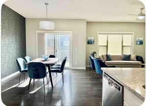 Living area - Beautiful Spacious Family Home Near YYC Airport (Calgary)