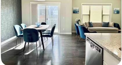 Beautiful Spacious Family Home Near YYC Airport