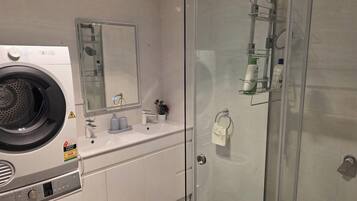 Douche, sĂšche-cheveux, serviettes fournies, savon