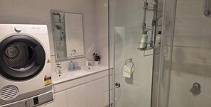Shower, hair dryer, towels, soap - Harmony homes NSW (Oakhurst)