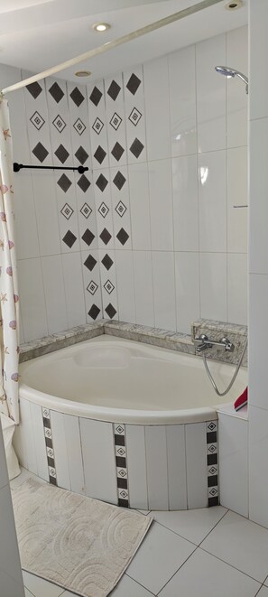 Douche, sèche-cheveux, serviettes fournies, savon