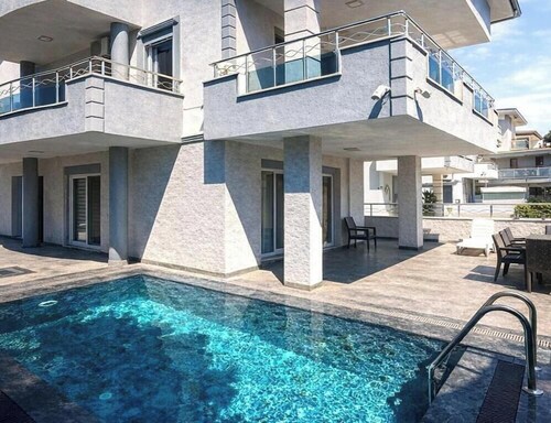 Villa with private pool, 200 meters from the beach.