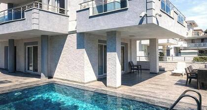 Villa with private pool, 200 meters from the beach.