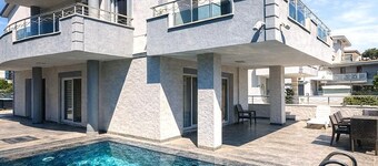 Villa with private pool, 200 meters from the beach.