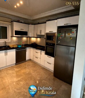 Private kitchen - Villa with private pool, 200 meters from the beach. (AYDIN)