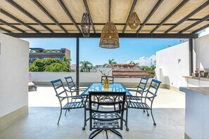 Outdoor dining - Playa Condo, Private Rooftop Terrace & Pool (Playa del Carmen)