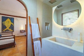 Iron/ironing board, Internet - Beachfront House with Private Pool in Tulum (Tulum)