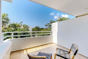 Terrace/patio - 2BR condo near Akumal beach, rooftop pool (Akumal)