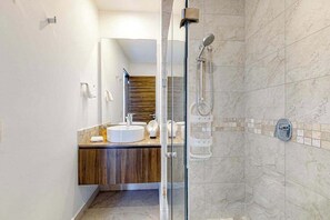 Shower, towels - 2BR condo near Akumal beach, rooftop pool (Akumal)