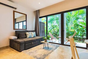 TV, offices - Modern 1BR Condo - Rooftop Pool & Gym (Playa del Carmen)