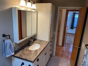 Bathroom - Cozy 2-bedroom Wenatchee view house close to town (Wenatchee)